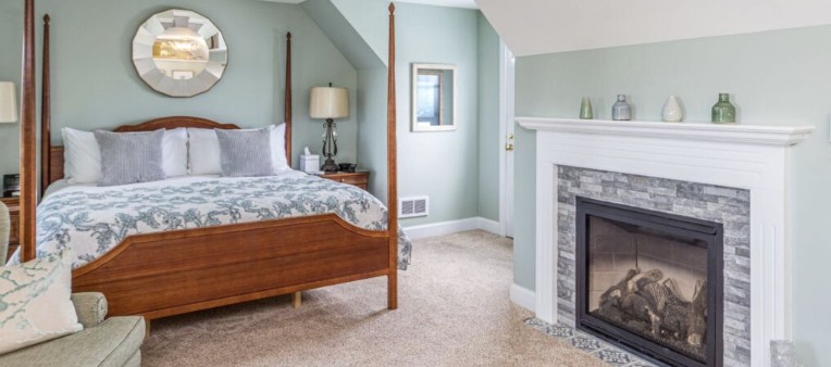 Rainier Suite — king four-poster bed and gas fireplace