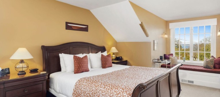 Admiralty Suite — king sleigh bed and window seat
